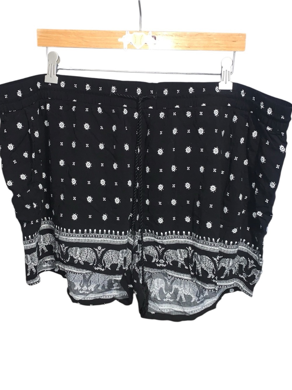 Old Navy Boho Black and White Floral Elephant Print Pull On Shorts Drawstrings